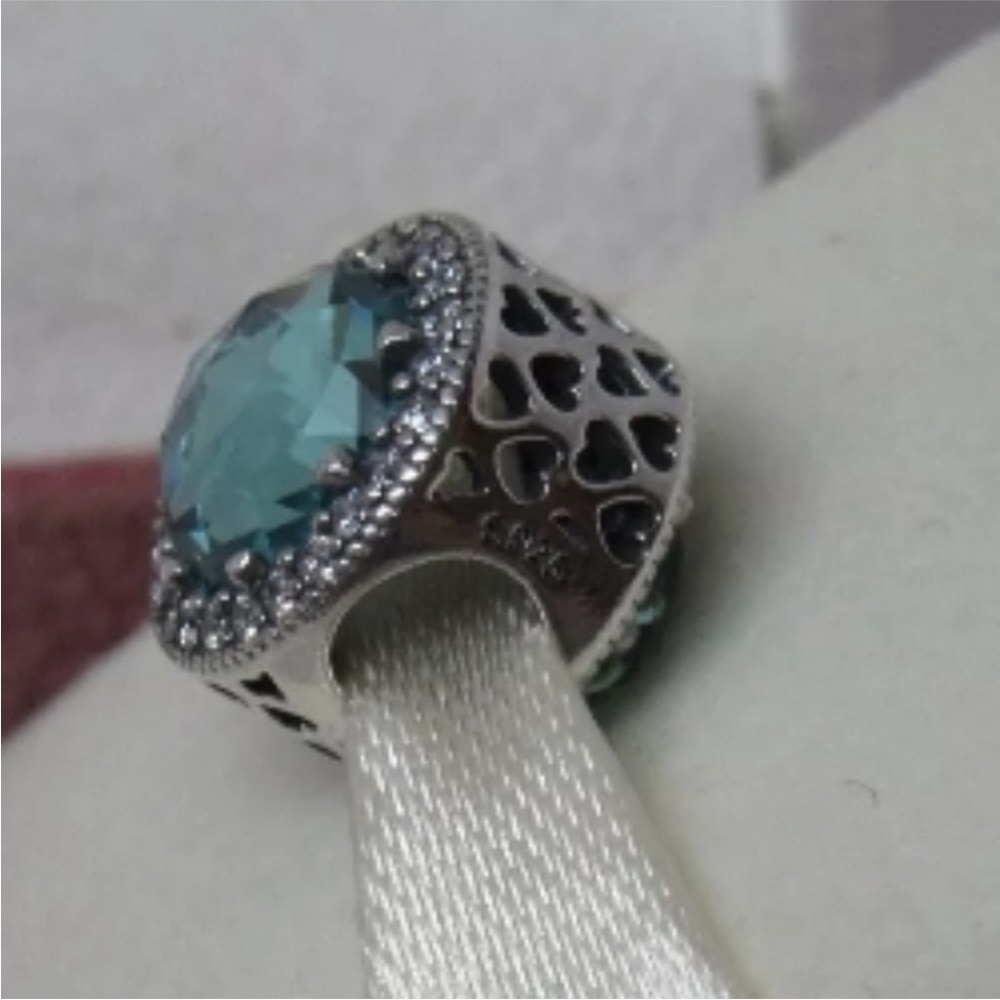 Pandora glacier blue, radiant hearts, charm - Picture 5 of 8